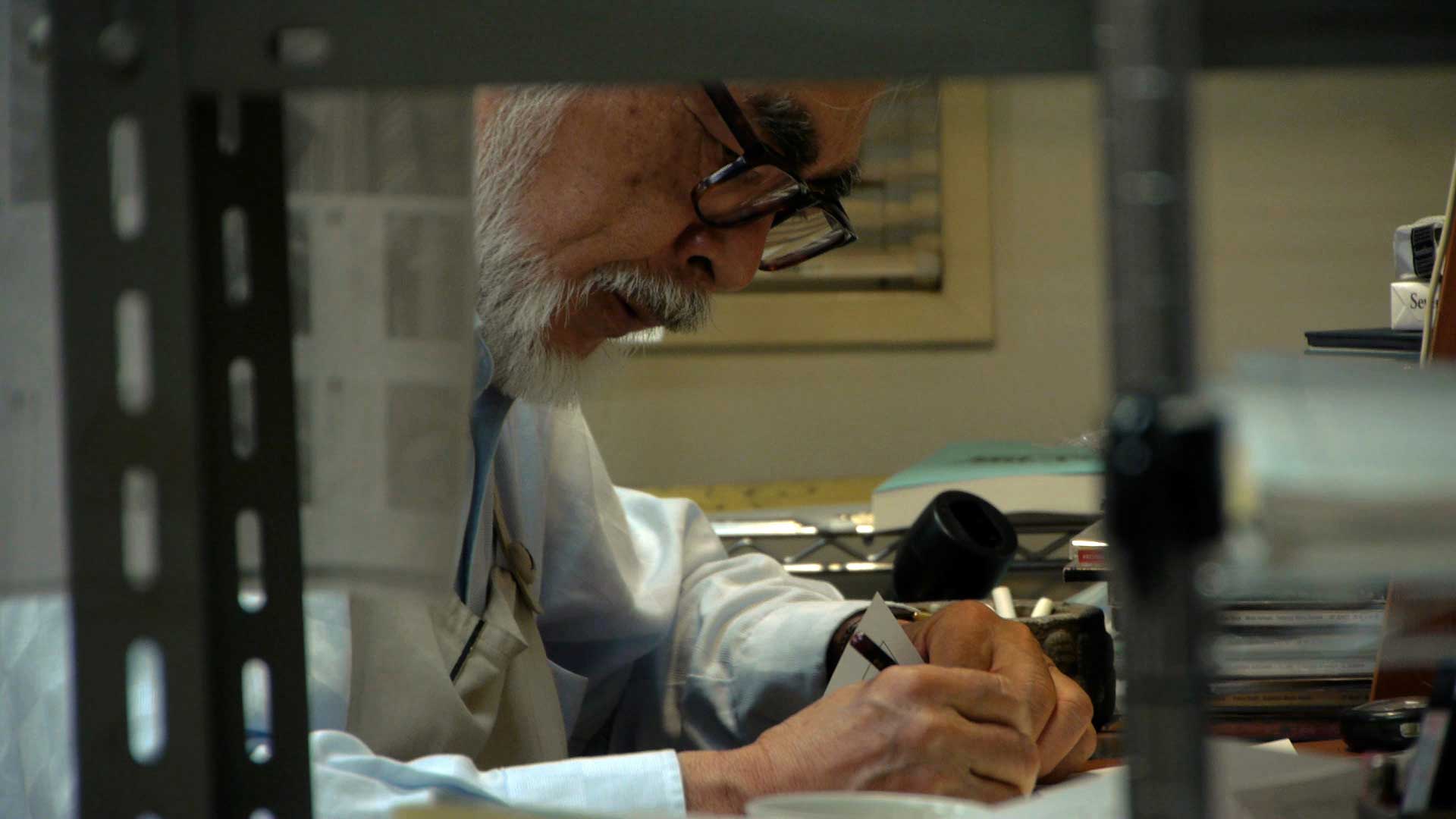 Hayao-Miyazaki-working-on-THE-WIND-RISES-©-2013-dwango